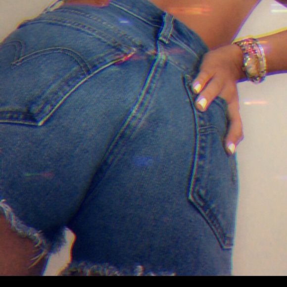 Dark Wash High Waist Levis shorts - Picture 4 of 4